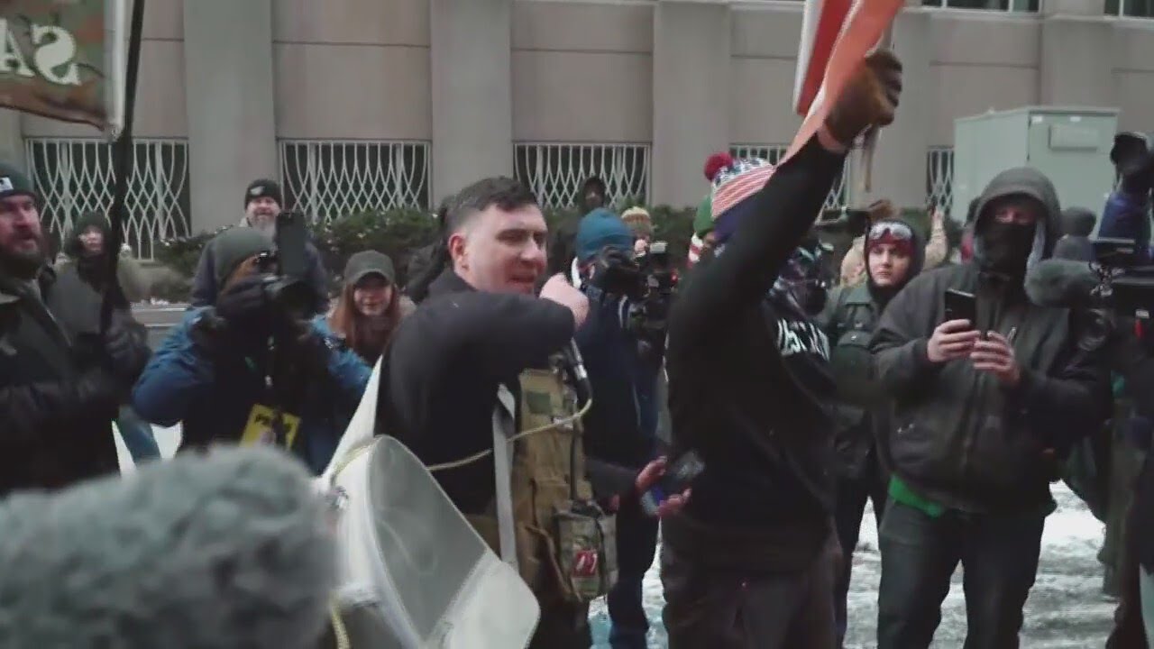 Counter protesters chase off conservative influencer during Minneapolis immigration crackdown