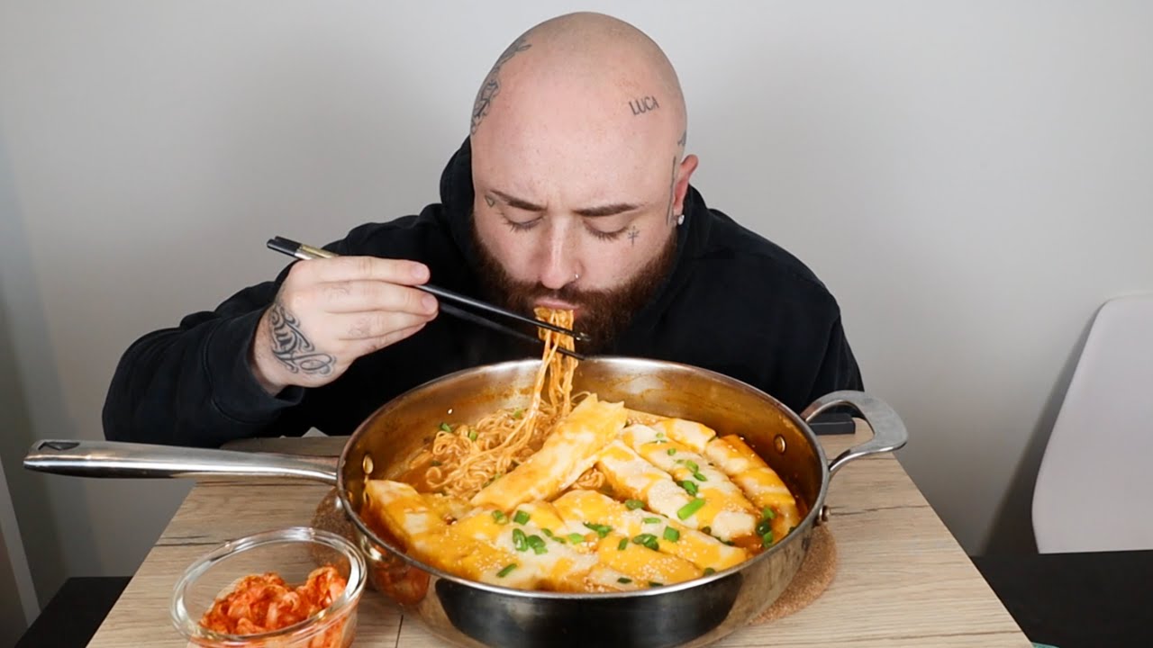 White Dude Tries Giant Spicy Authentic Tteokbokki | Mukbang