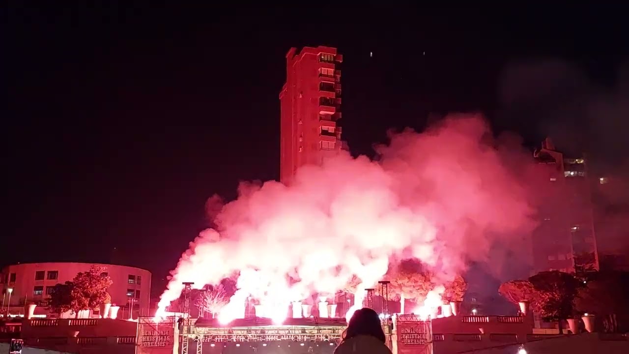 Vuurwerk na de 3 koningen parade op 5 januari 2023. Actie barst los op 1m40s.
