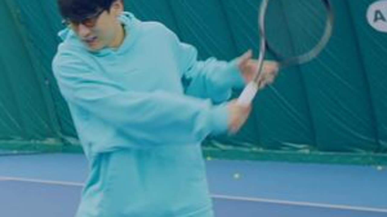 一老师零基础反手切削教学上（网球从零到一 一老师站起来了～为了让更多网球新人进步，「网球从零到一」出世了！带你快速入门学会网球！这节课学网球反手切削！干货满满！#网球 #网球教学  #网球切削 ...