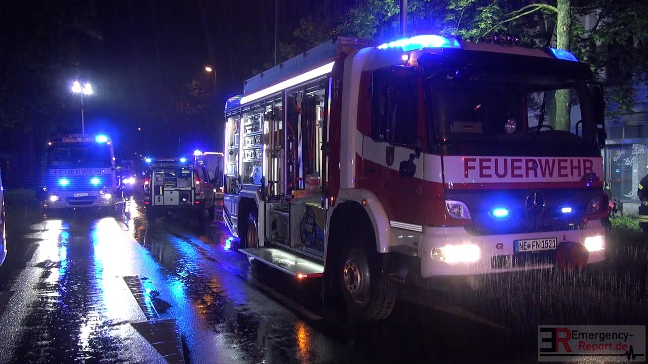 [SCHWERER UNFALL IN NEUSS] - PKW krachte vor Baum ~ Fahrer eingeklemmt & schwerverletzt -