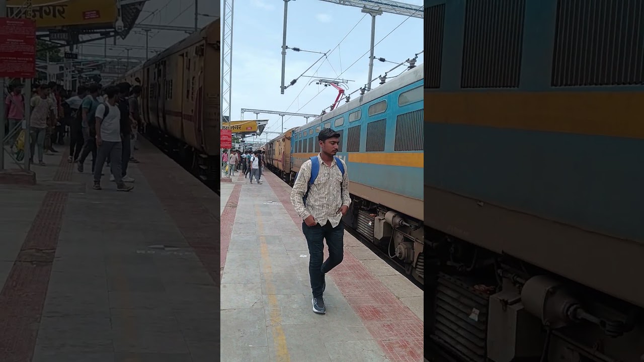 Train No. 09078 - Okha Bandra Terminus Special arriving at Jamnagar