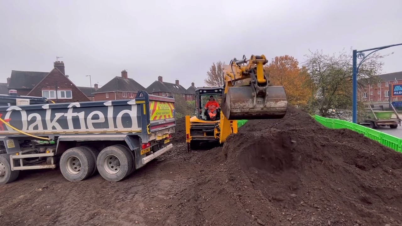 JCB 4cx loading muckaway @tedsshed2185