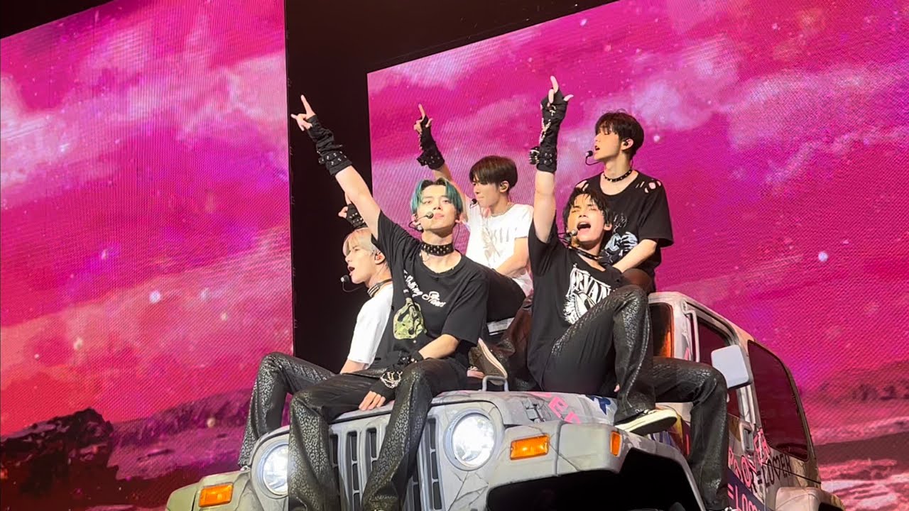 LOSER = LOVER - TXT ACT:LOVESICK Tour Tomorrow X Together NYC 220709 Front Row