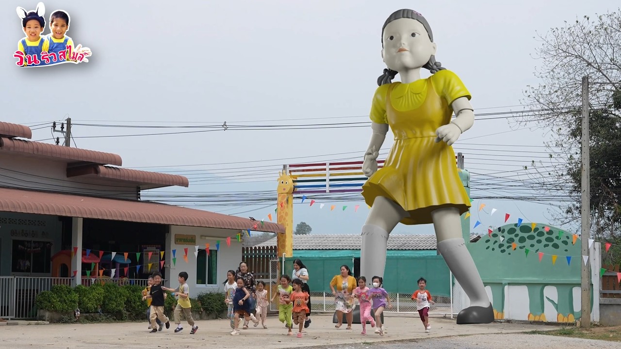 โกโกวายักษ์ หนีเร็ว !?! Giant Squid Doll Game in Real Life