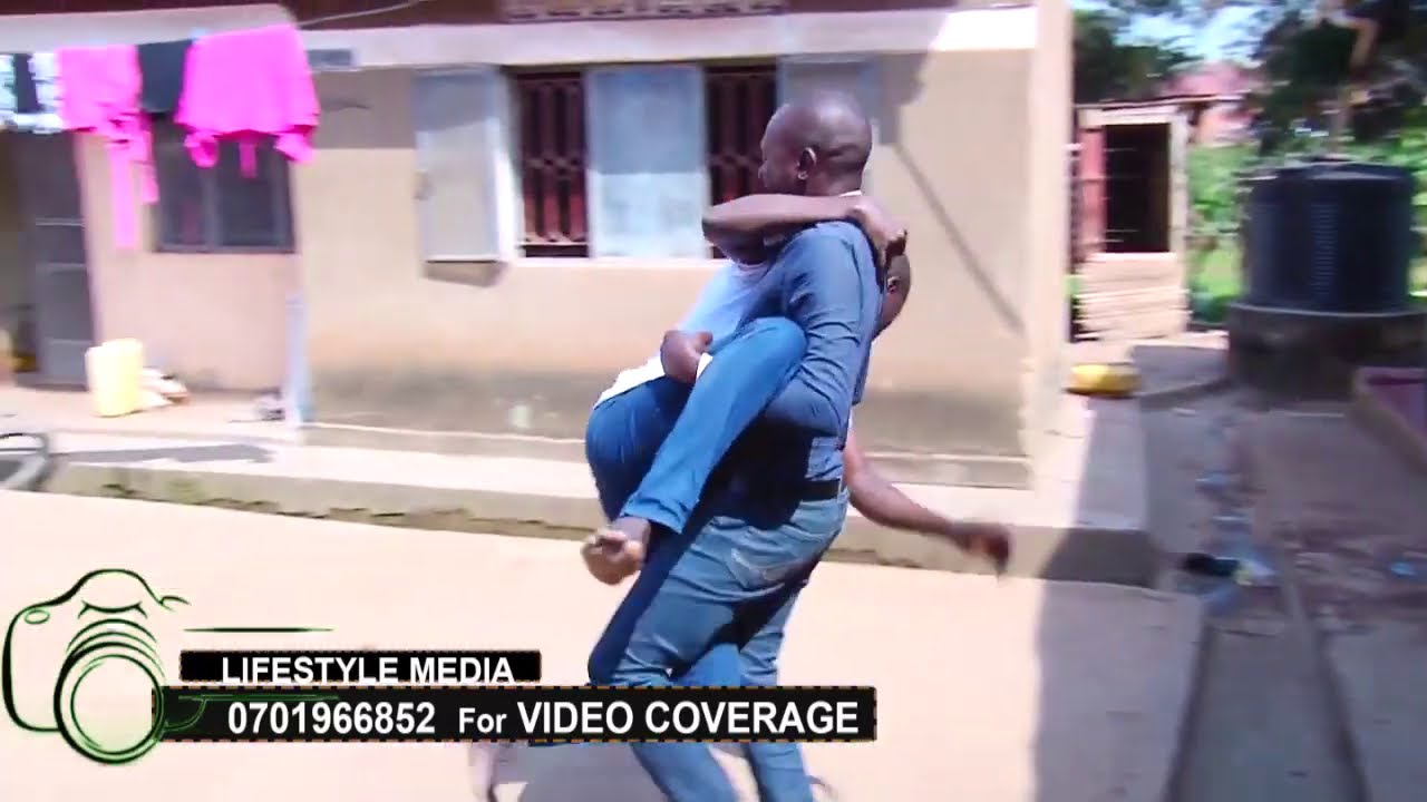 BYANSI JEBYAGWEERA Eyazaalira mubufumbo abaana abasatu nga sibamusajja atabukidde muja we. PART C