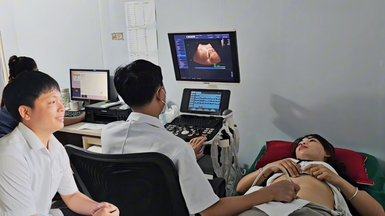 Thanh happily took Yen Chi for an ultrasound to confirm the truth