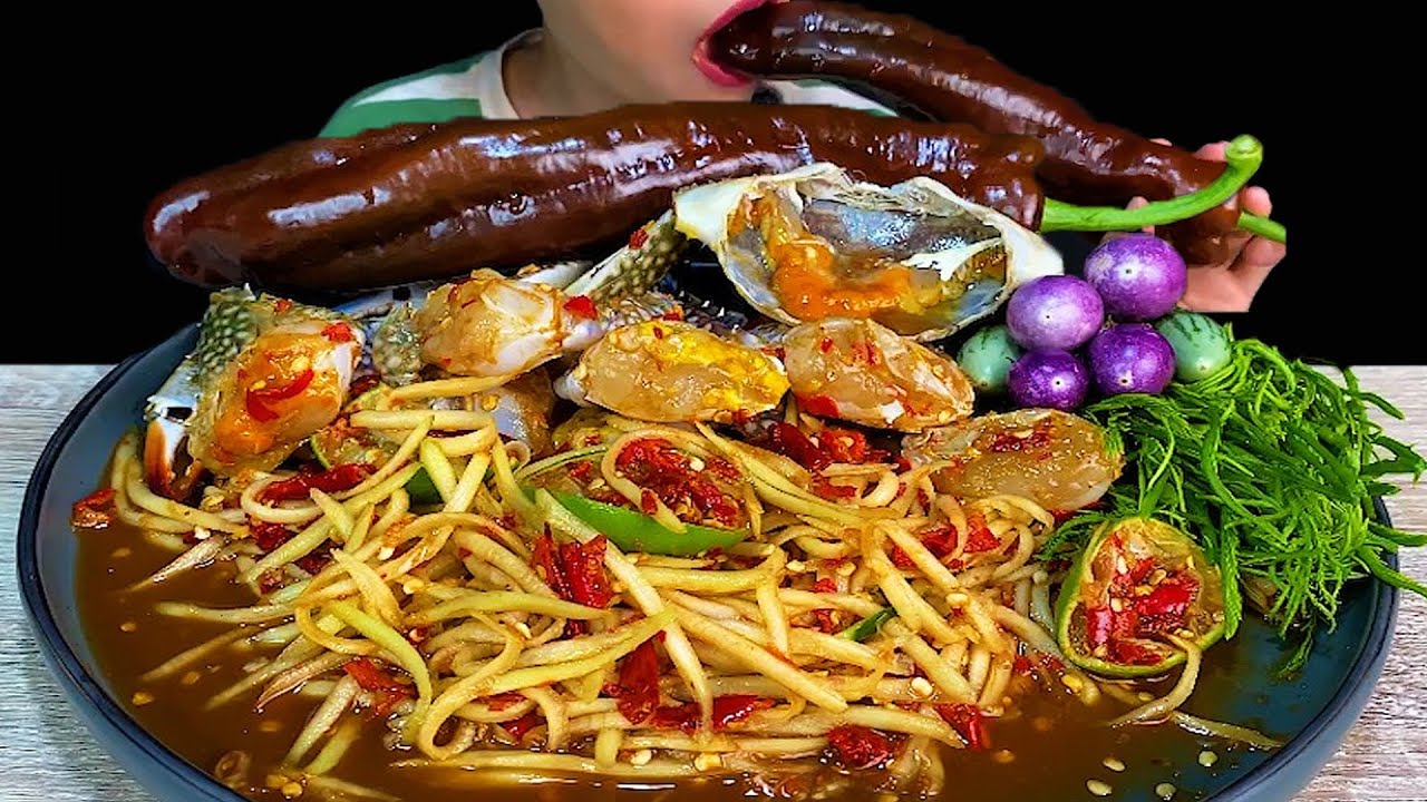 ส้มตําปูม้าสด||SPICY PAPAYA SALAD WITH RAW BLUE CRABS * EATING SPICY THAI FOOD *