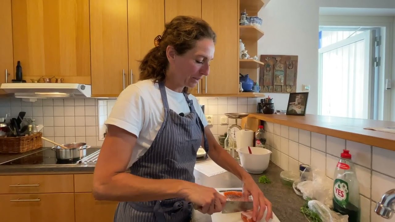 Stini lagar mat hemma hos äldre