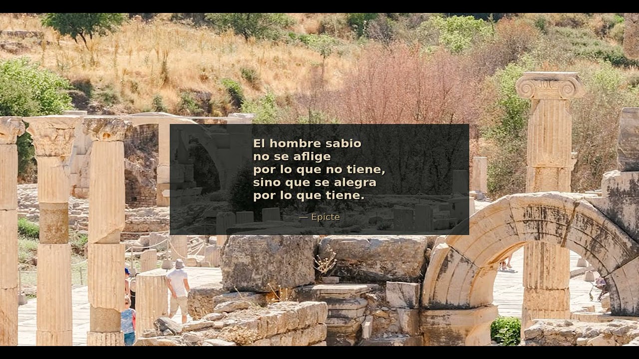 El hombre sabio no se aflige por lo que no tiene, sino que se alegra por lo que  - Epicteto | Discip