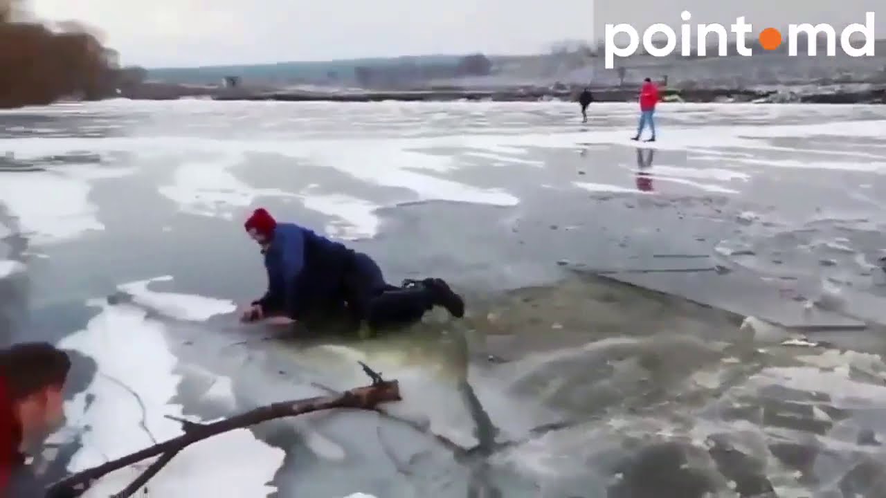 Un automobil de marca Audi s-a scufundat sub gheața unui lac din țară