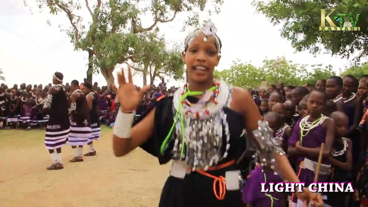Light akiwafulahisha mashabiki zake