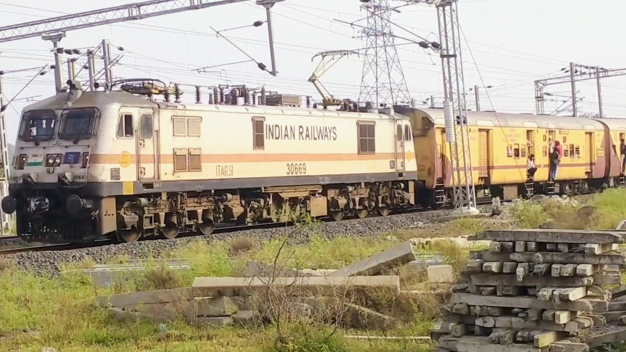 Train Departed From DEWAS Junction #indianrailway #viralvideo #trainvideos #wap7