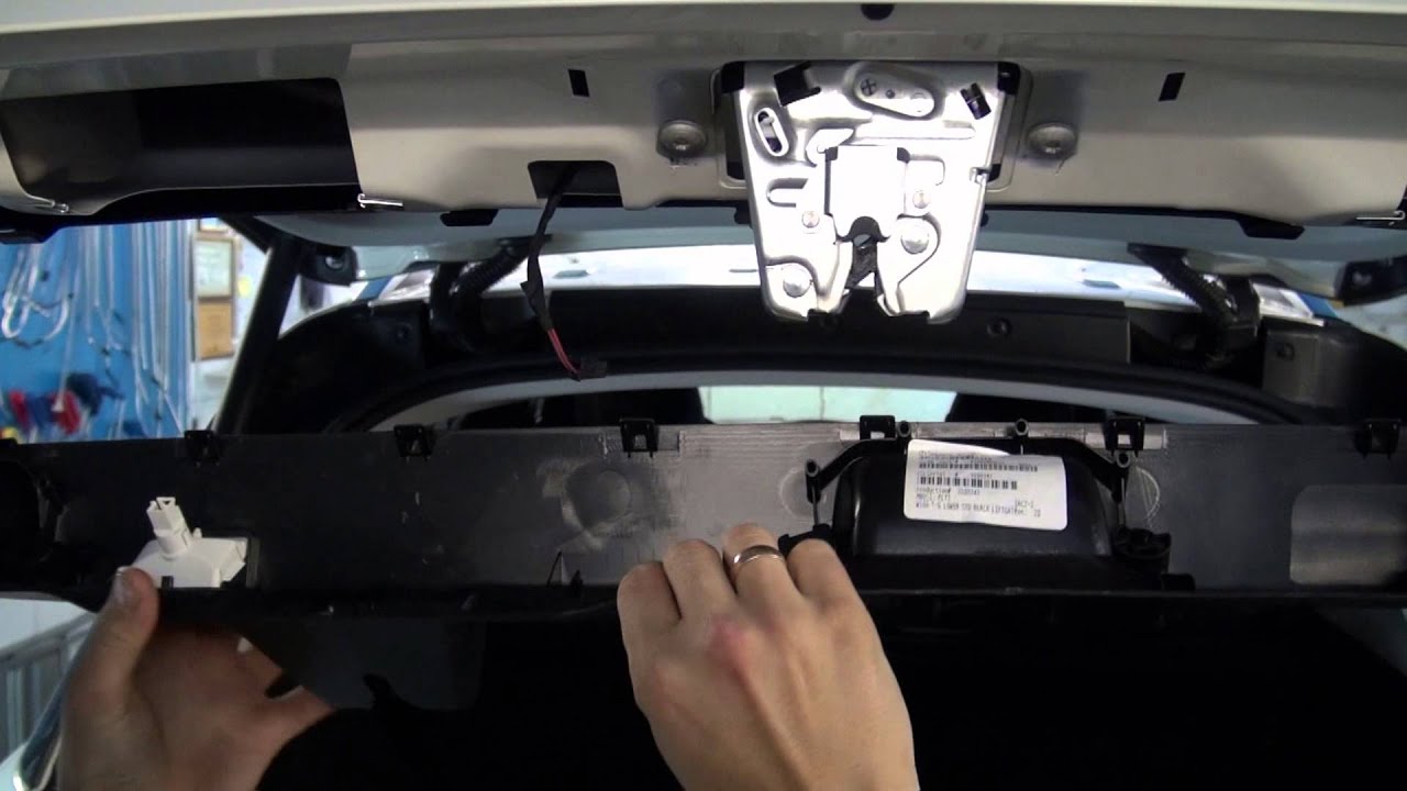 Mersedes ML 2013 г.Removing the tailgate trim and Brake Light Снятие обивки багажника и стопа.