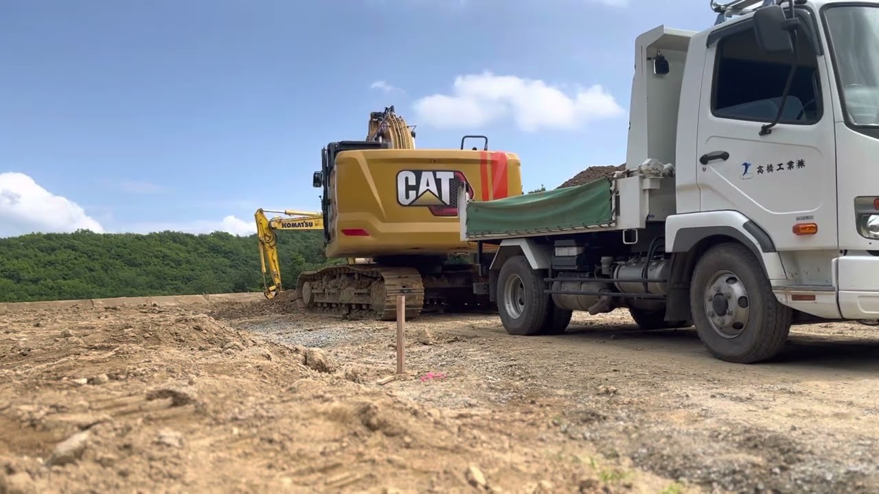 CAT 320GC 4tダンプに積み込み