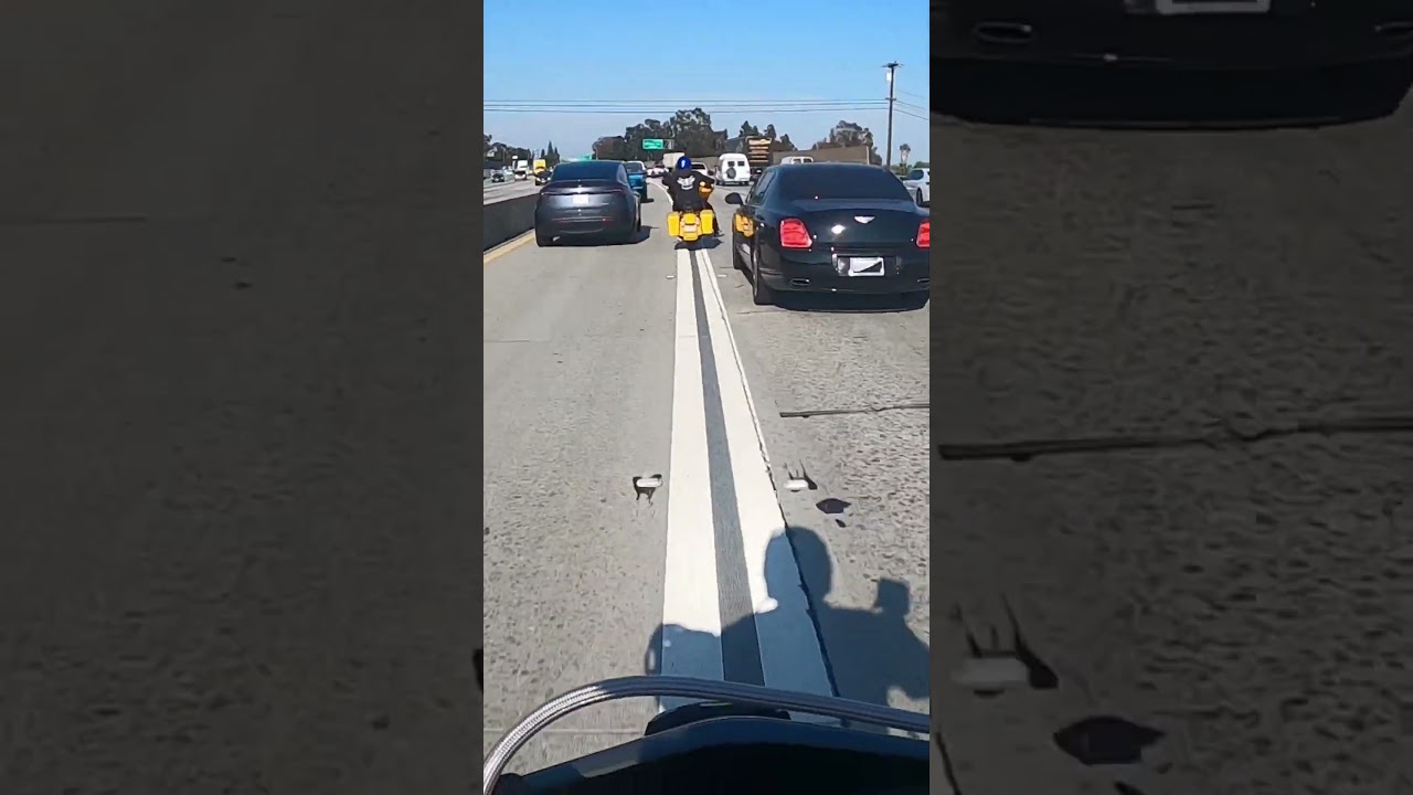 Drz400 & Harley splitting lanes.