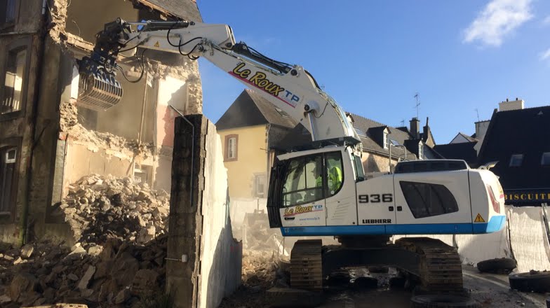 La pelleteuse d&eacute;molie la maison du gardien