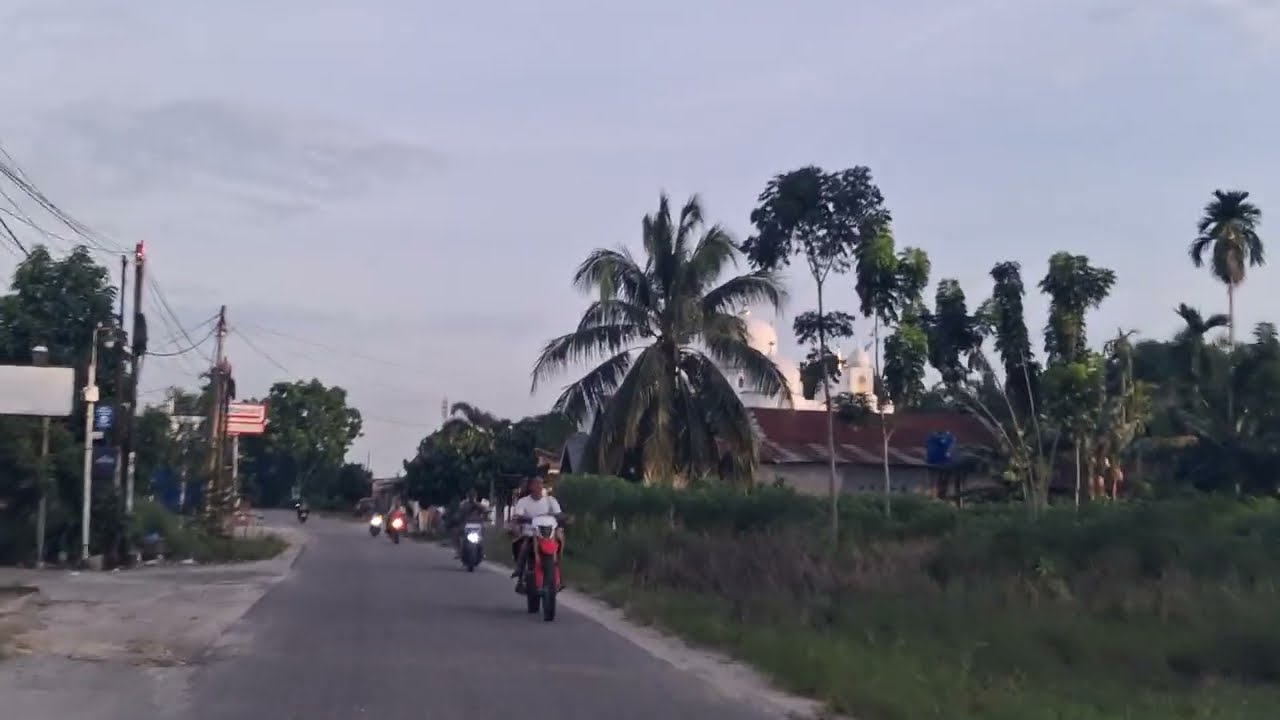 Suasana di pinggiran kota pekanbaru di sore hari, ramai aktivits #perjalanan 