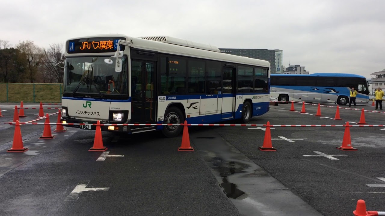 第2回全国ジェイアールバス運転競技会「一般線の部の『隘路通過』と『方向転換』」- トラベル Watch