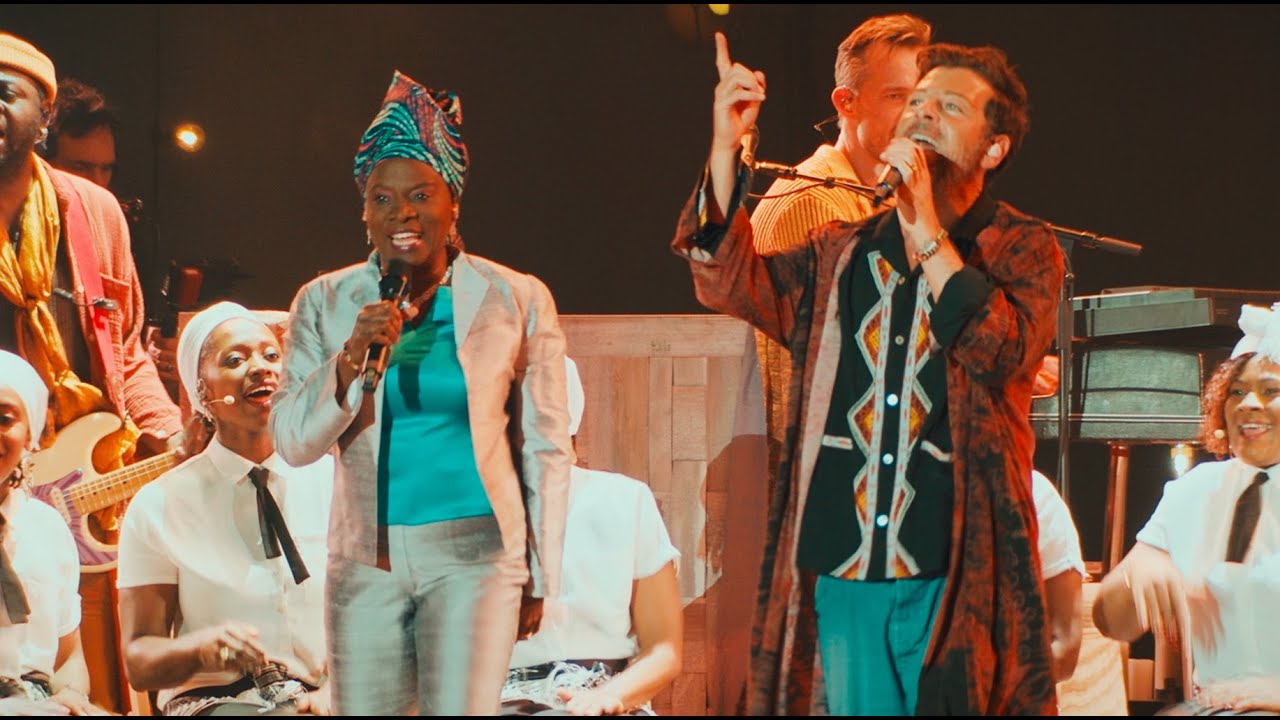 Christophe Maé - C'est drôle la vie en duo avec Angélique Kidjo (Live à l'Accor Arena)