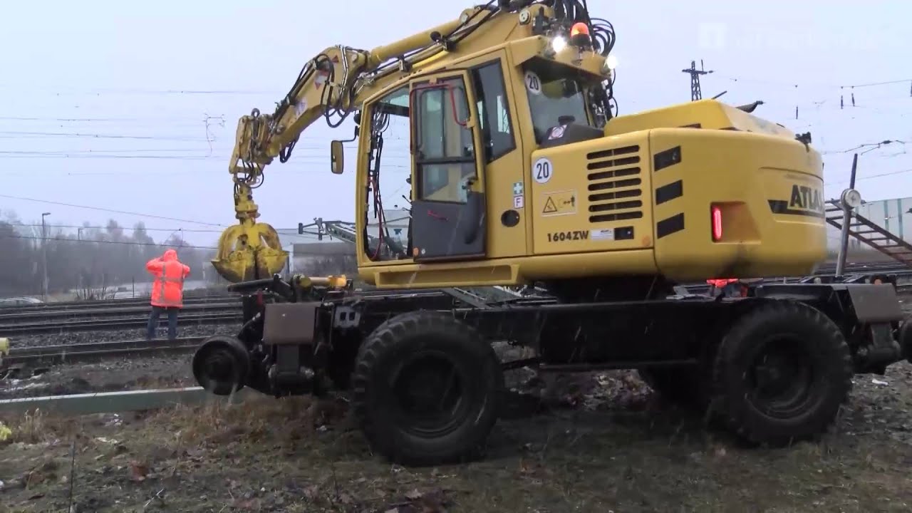 Bagger kippt in Forchheim auf Gleise