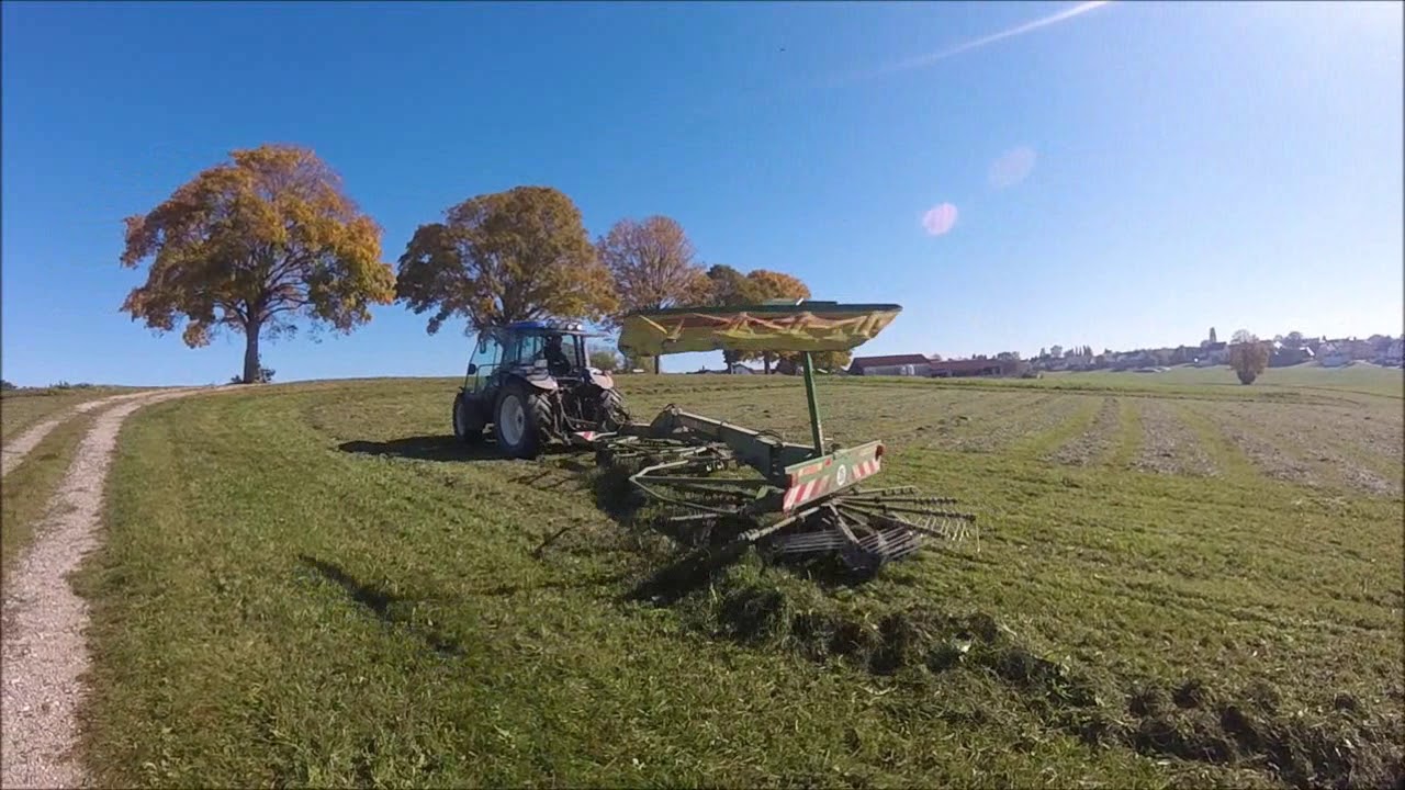 Gras m&auml;hen, kreiseln und schwaden