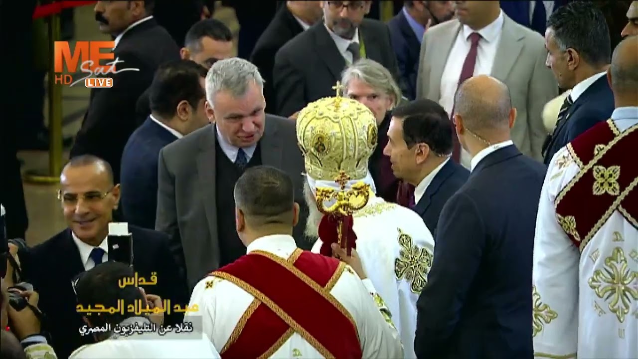 قداسة البابا تواضروس الثاني يصافح كبار المهنئين في قداس عيد الميلاد المجيد من كاتدرائية ميلاد المسيح