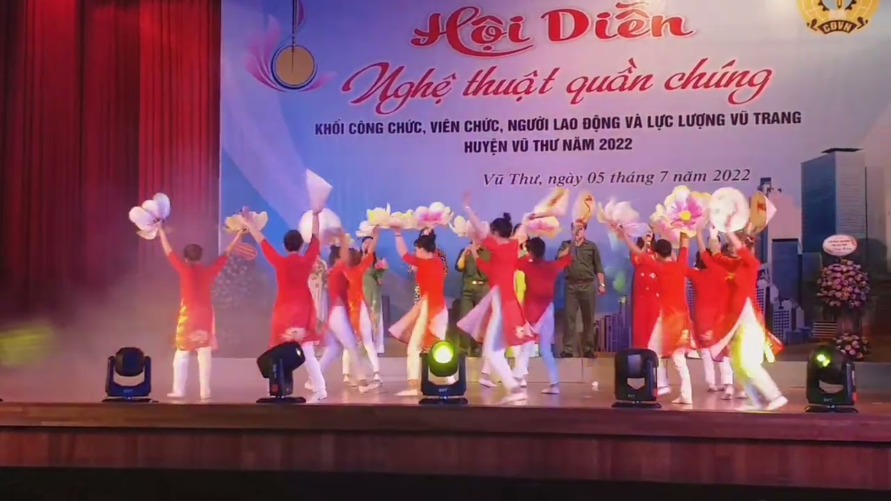 Tiết mục hát múa: Mùa xuân trên Thành phố Hồ Chí Minh.