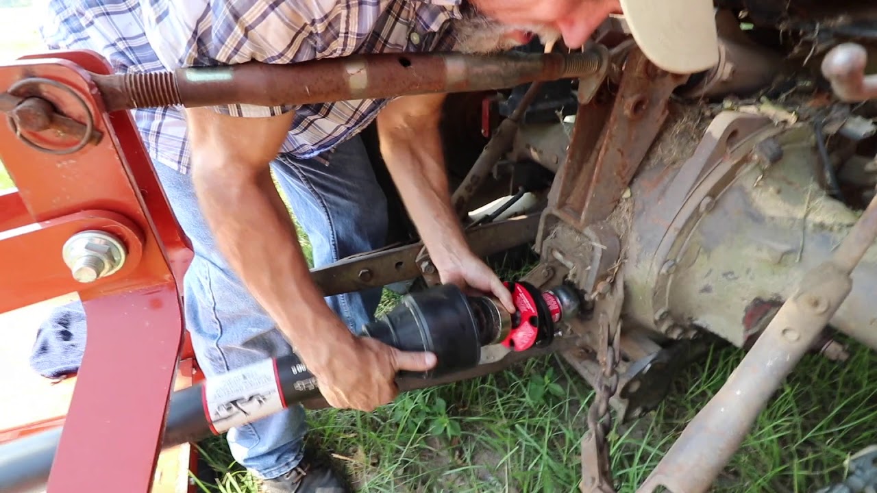 Demonstrating the PTO Link's Quick-Connect features - Tractor PTO Link