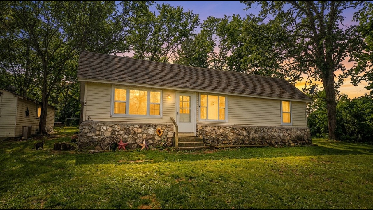 Walkthrough - Home in Town on 1+/- Acre | E. Adams Street, Thayer, Missouri