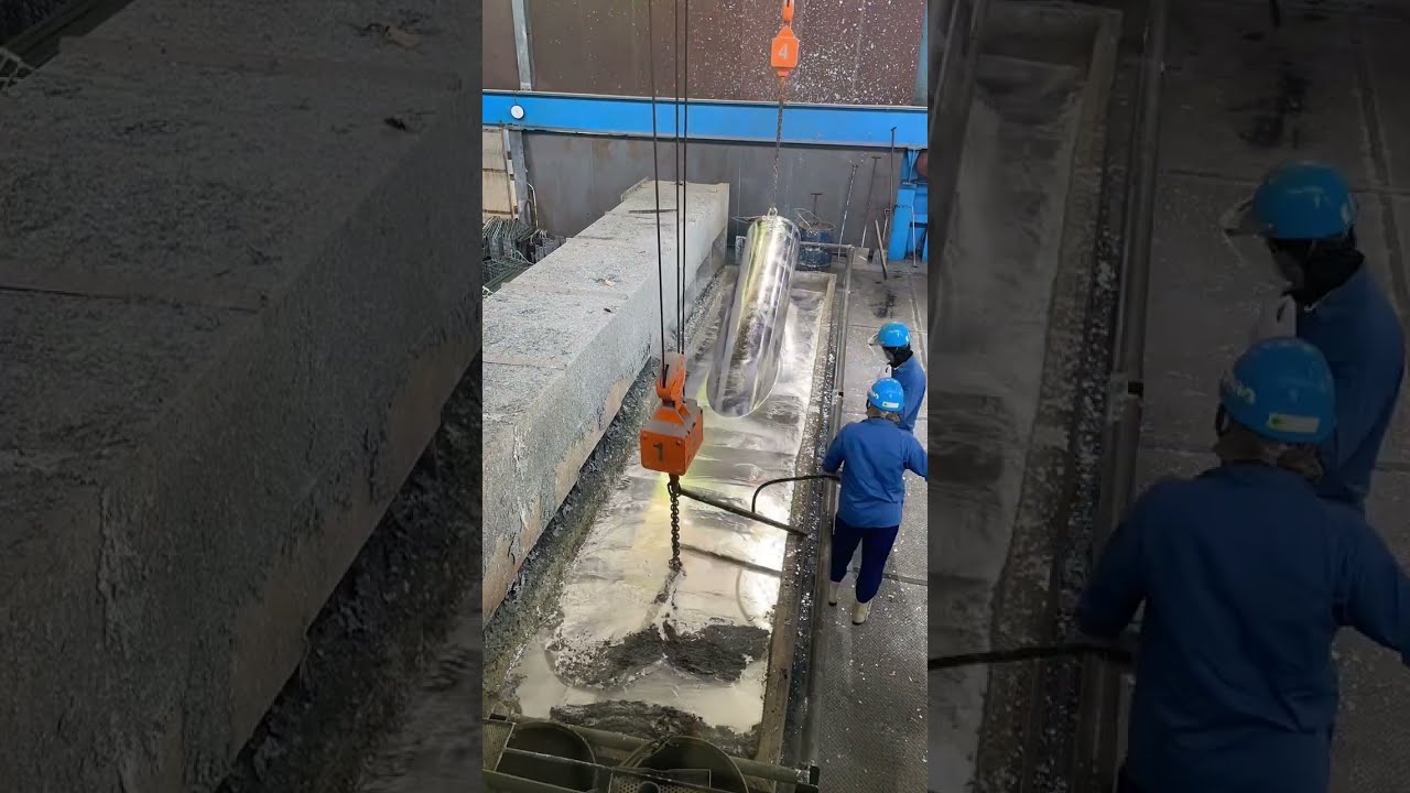 Процесс цинкования огромной стальной трубы 