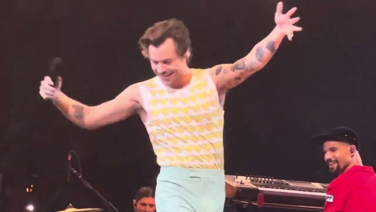 Satellite, Reading Fan Signs & Cinema - Harry Styles - Love On Tour 2022