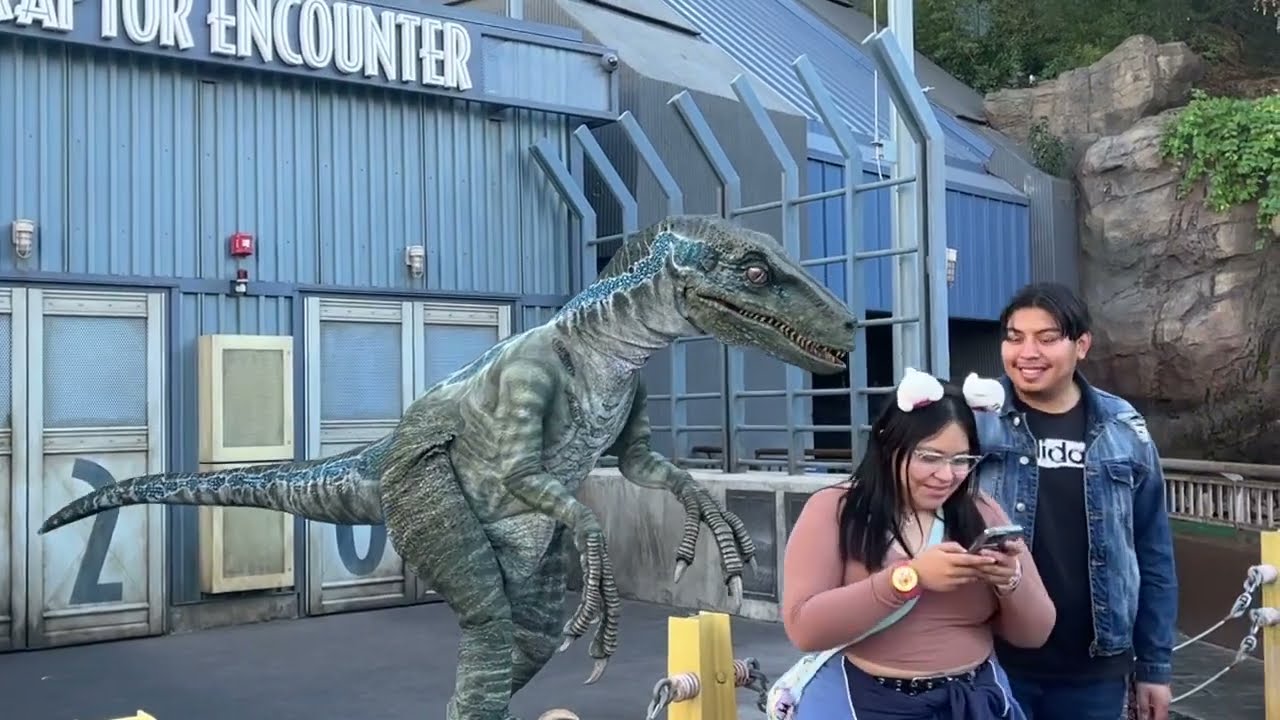 Встреча с раптором | Блю любит кричать на людей, чтобы напугать их! Universal Studios Hollywood 2023