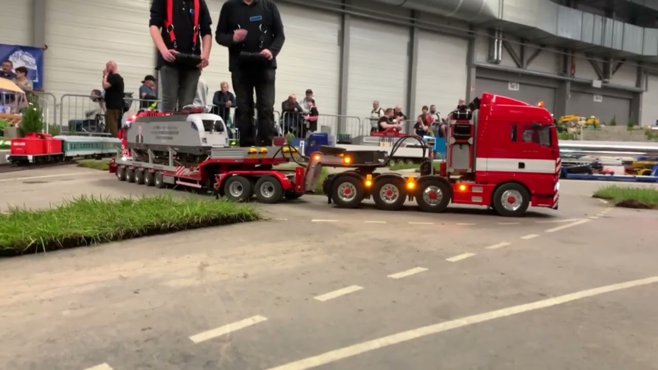 Schwerlasttransporte auf der Messe 
