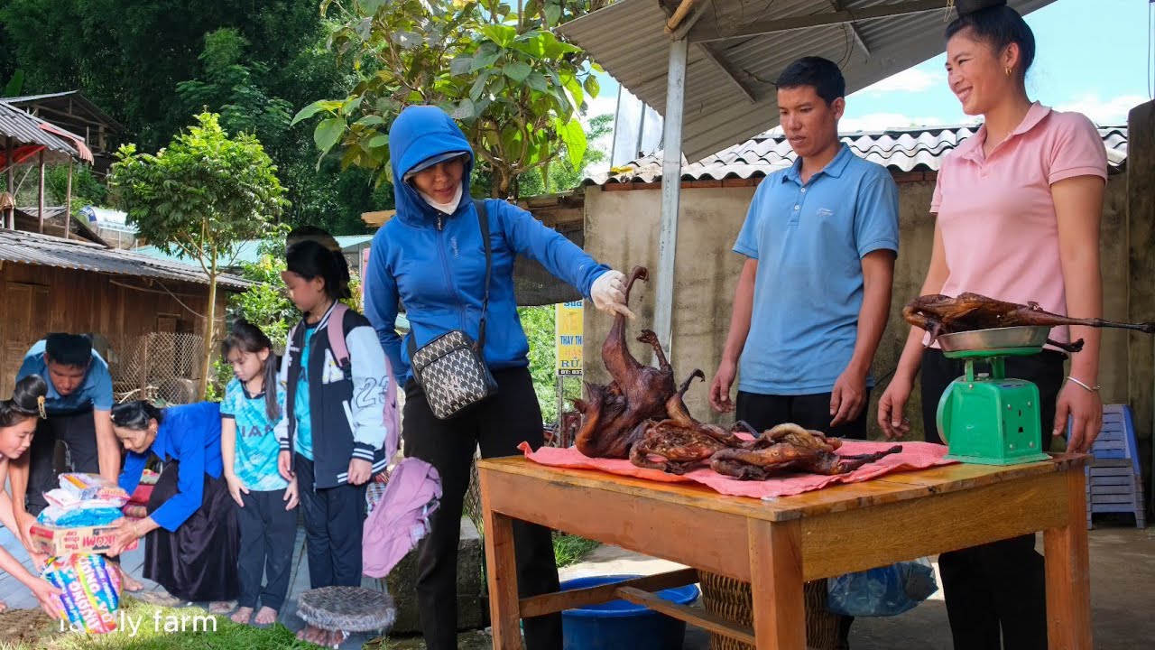 Process smoked chicken to sell, buy rice to help poor old woman living alone | Family Farm