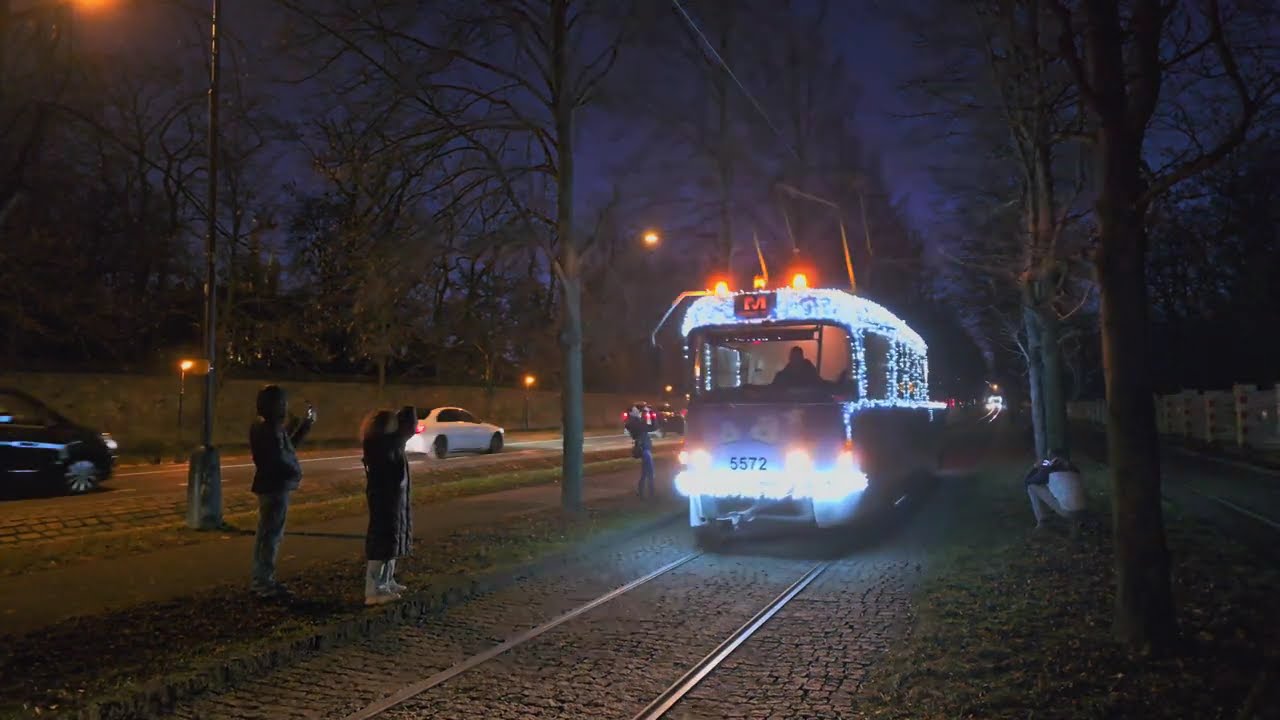 Vánoční flotila 2024 - Tramvaje a autobusy Dopravního podniku hlavního města Prahy