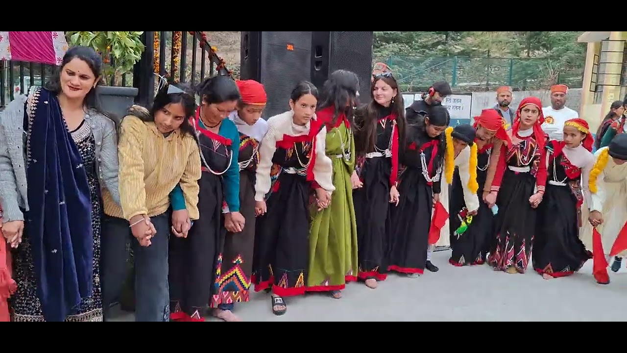 #स्कूल का बारशिक उत्सव बनाते हूए टीचर और पेरेसं 