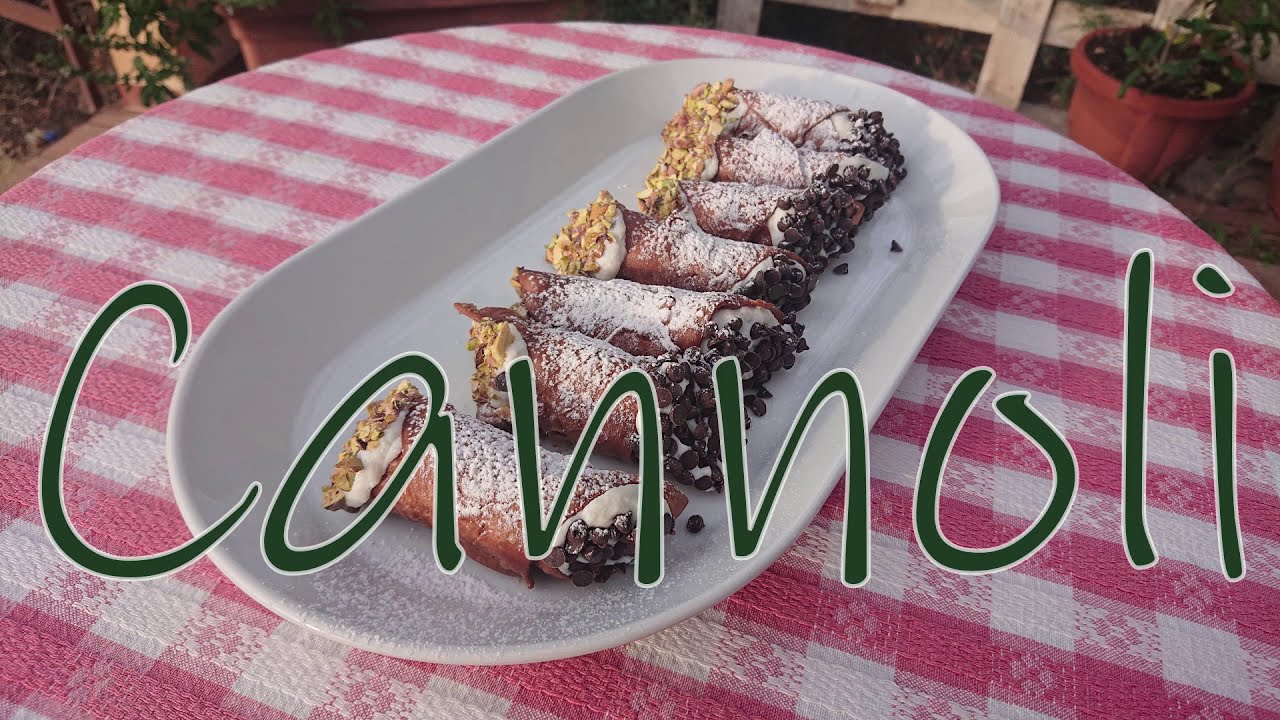 Cannoli - ett fantasktiskt gott bakverk från Sicilien, krispigt med en krämig fyllning