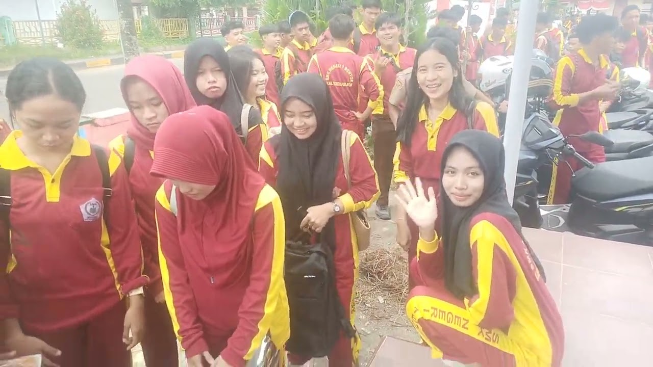 Antrian panjang pembagian MBG