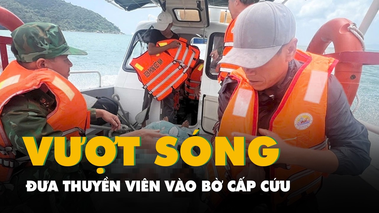 Ca nô biên phòng vượt sóng đưa thuyền viên bị ngã cầu thang vào bờ cấp cứu