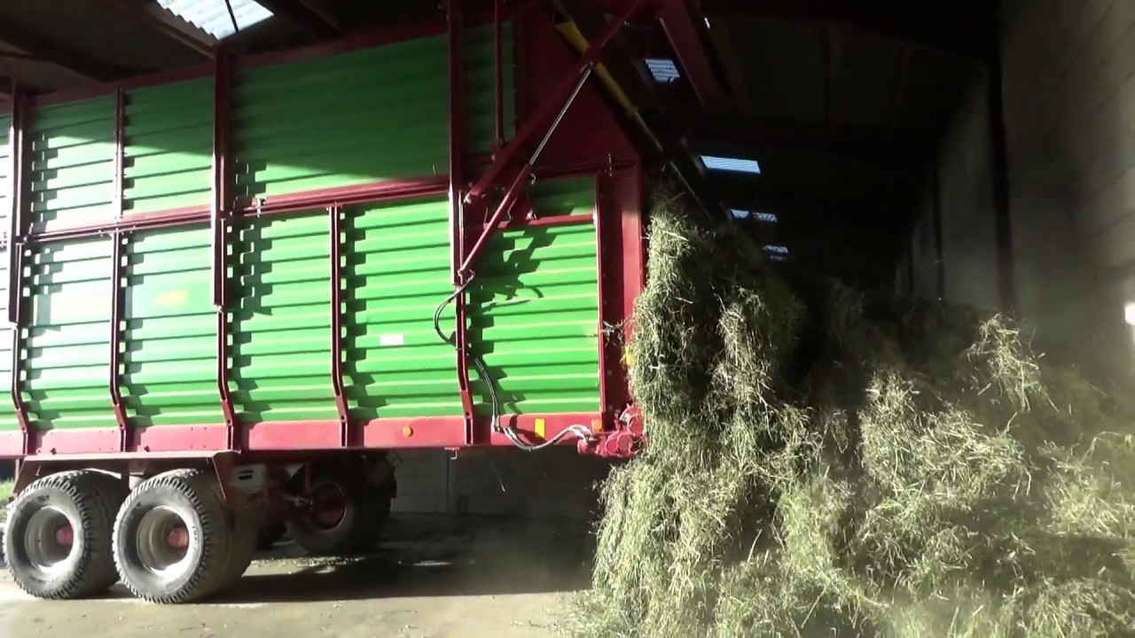Ramassage du regain, avec valtra N 143 et autochargeuse strautmann
