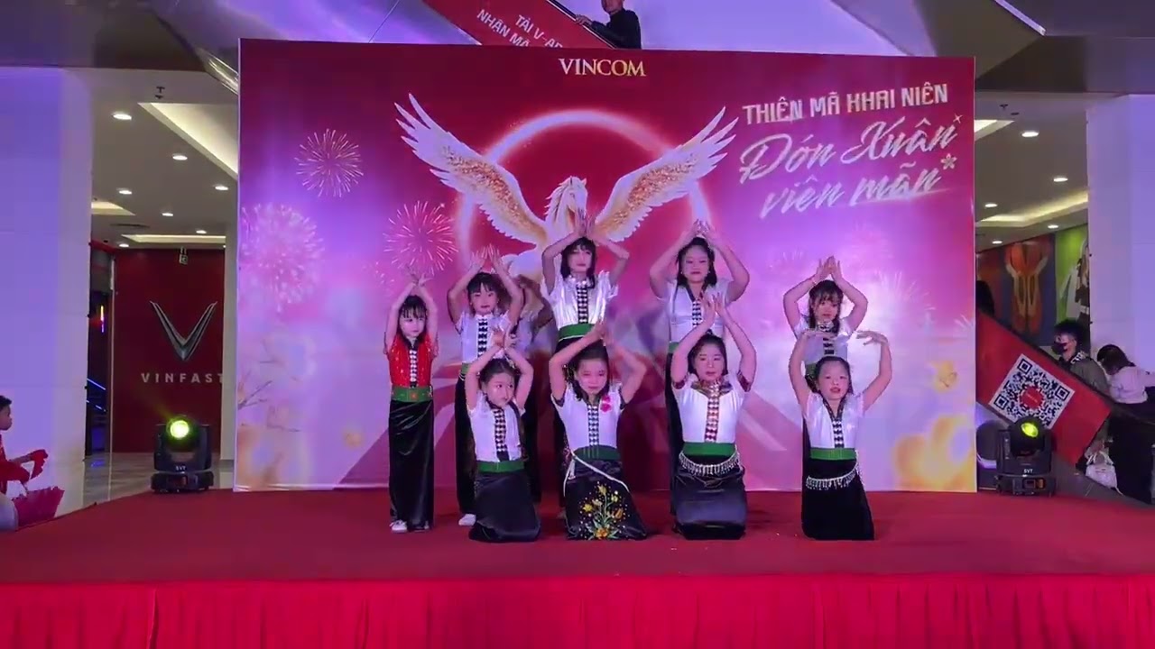 Clb Ngôi Sao Nhật Thư múa Mời anh về Tây Bắc