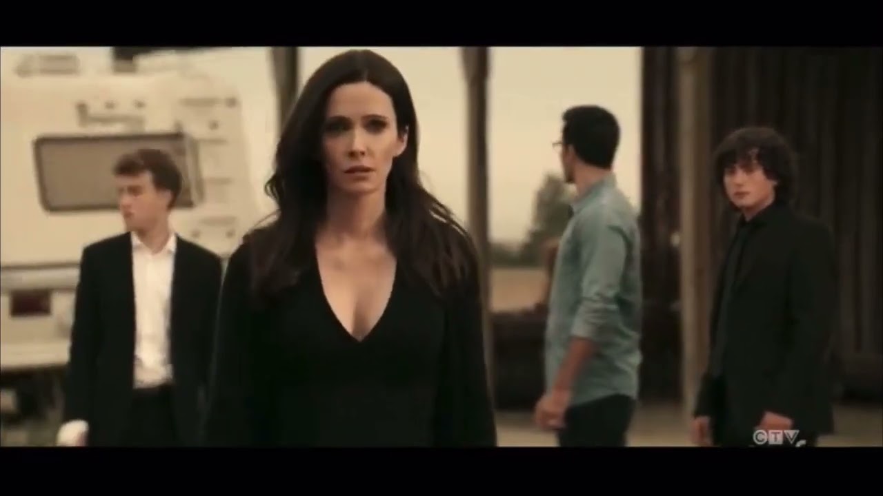 Lois & Clark try to go on with their life after all that has happened