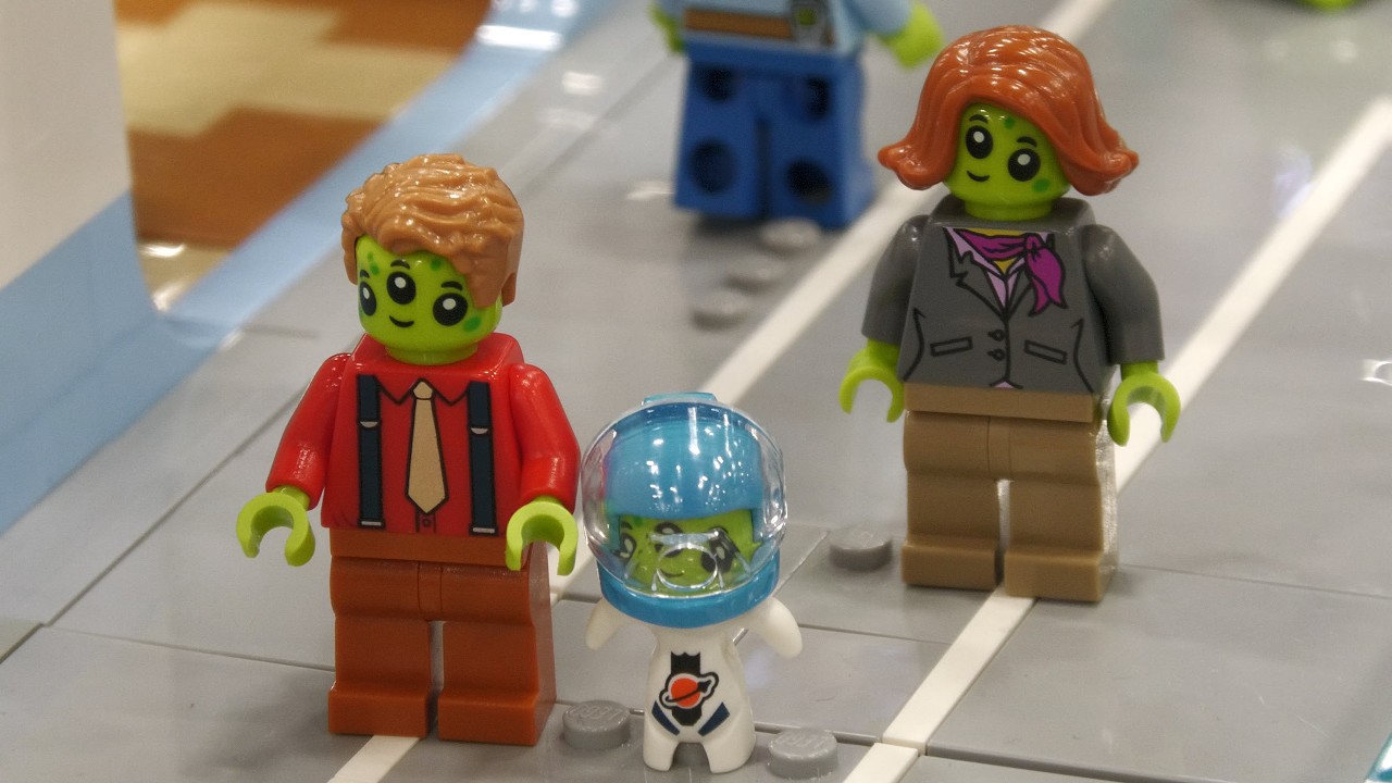 Торговый центр LEGO Galactic Galleria Alien Shopping Mall – построен 15 людьми!