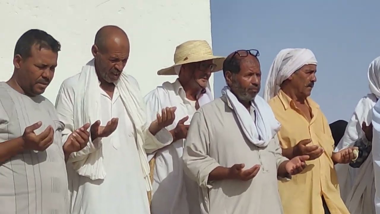 قراءة الفاتحة من أمام أضرحة رجال قعود معتمدية الفوار ولاية قبلي الجنوب التونسي