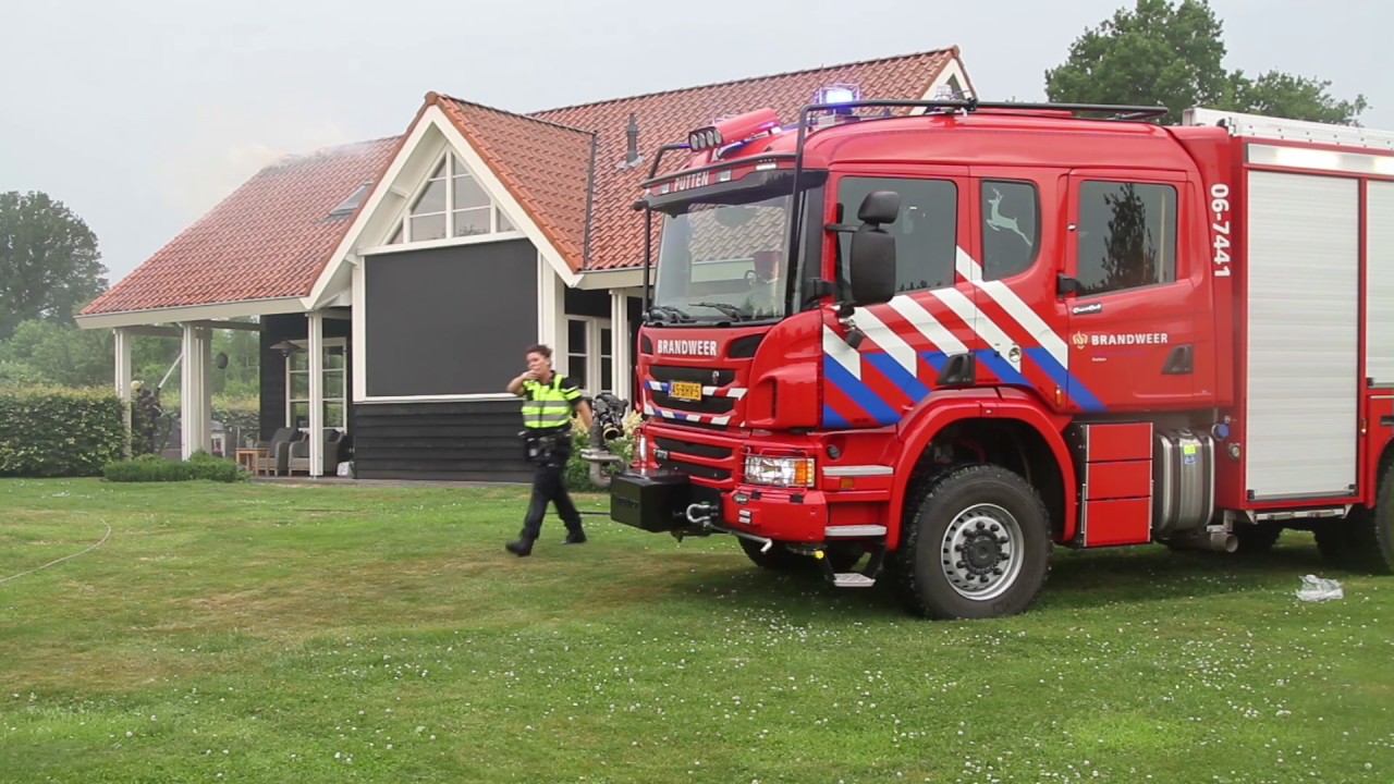 Uitslaande brand in woning door bliksem inslag putten