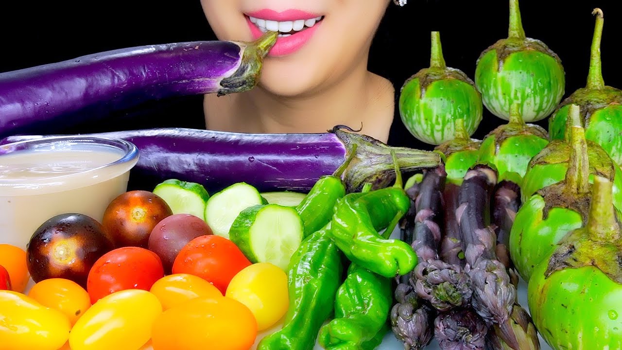 ASMR RAW PURPLE ASPARAGUS, SHISHITO PEPPERS, RAW EGGPLANT VEGGIE PLATTER  | ASMR EATING|TracyN ASMR