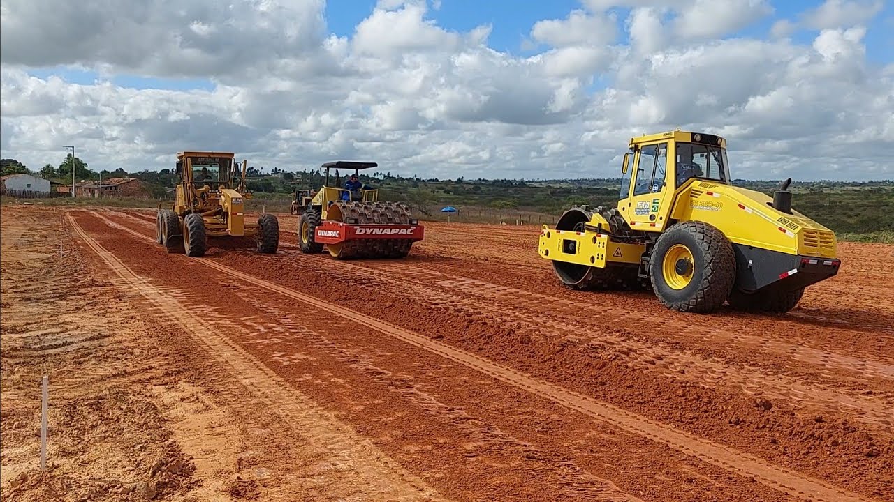 Trator trabalhando motoniveladora caterpillar 140k executando material de aterro
