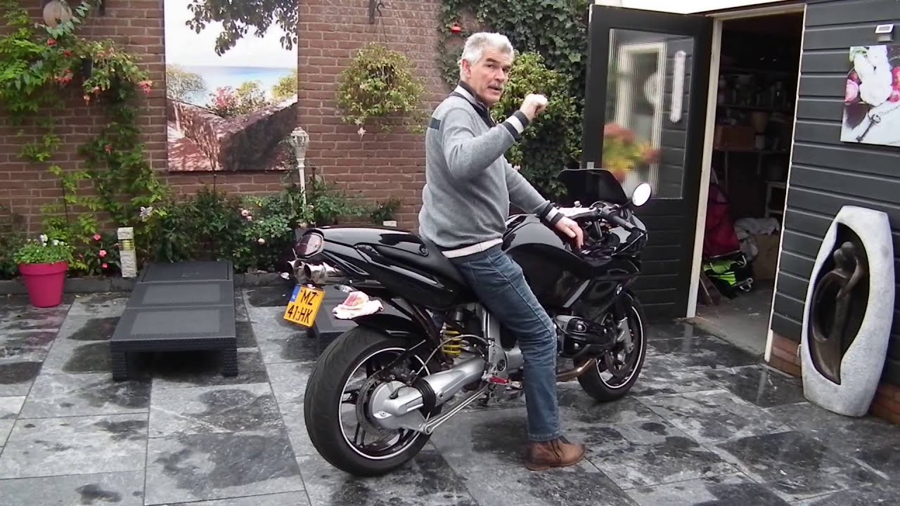 BMW R 1100 S wat een plaat van een motor