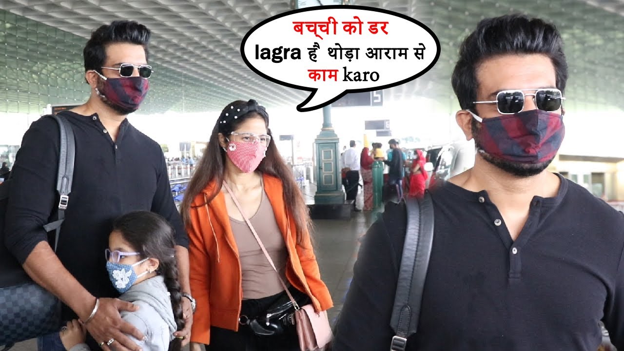 Laxmmi Bomb Actress Sharad Kelkar Spotted With Wife Keerti Gaekwad Kelkar And Daughter Kesha Kelkar